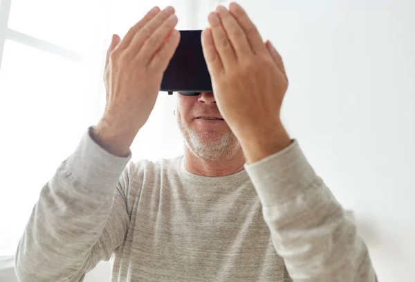 Hombre viejo en auriculares de realidad virtual o gafas 3d —  Fotos de Stock
