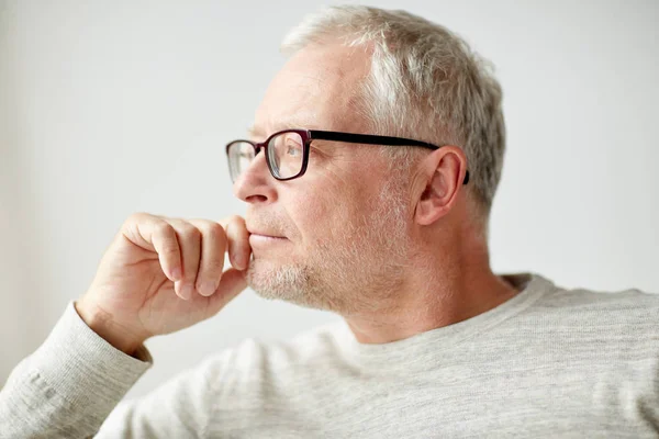 Close up van senior man in glazen denken — Stockfoto