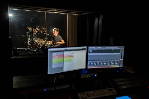 Hombre tocando batería en estudio de grabación de sonido — Foto de Stock