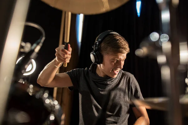 Músico masculino tocando bateria e címbalos em concerto — Fotografia de Stock