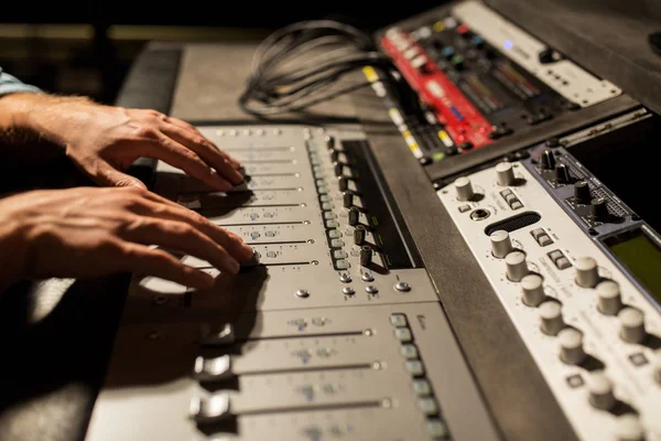 Hombre usando la consola de mezcla en el estudio de grabación de música — Foto de Stock