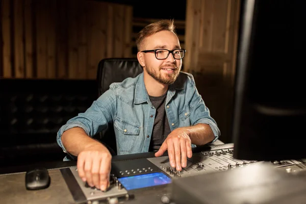 Homme à la console de mixage en studio d'enregistrement de musique — Photo