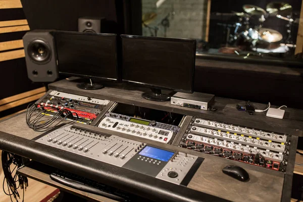 Consola de mezcla de música en el estudio de grabación de sonido —  Fotos de Stock