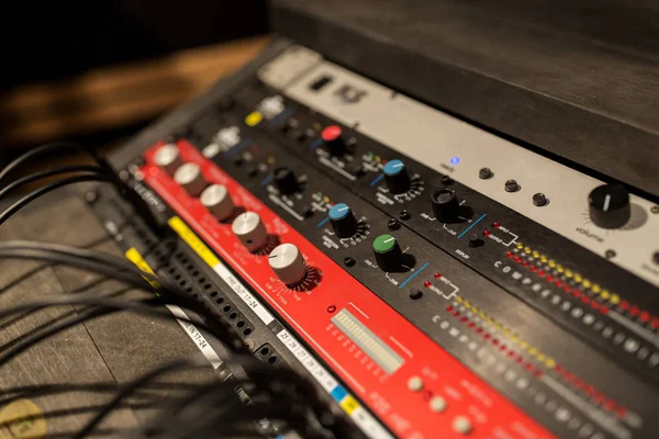 Console de mixagem de música no estúdio de gravação de som — Fotografia de Stock