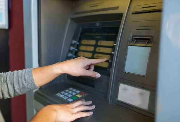 Fechar as mãos escolhendo a opção na máquina ATM — Fotografia de Stock