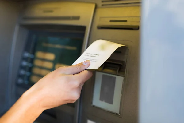 Закрытие руки, получение чека от банкомата — стоковое фото