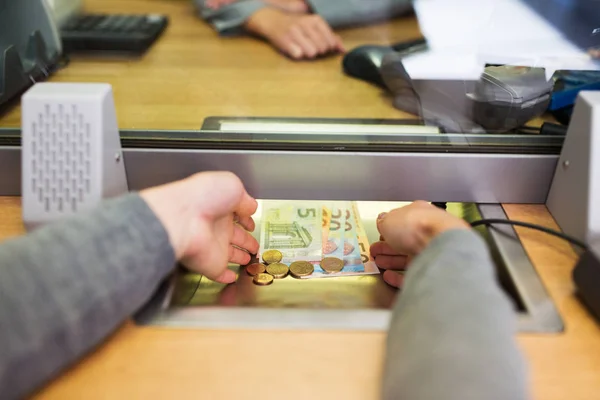 Manos tomando dinero en efectivo en la oficina del banco — Foto de Stock