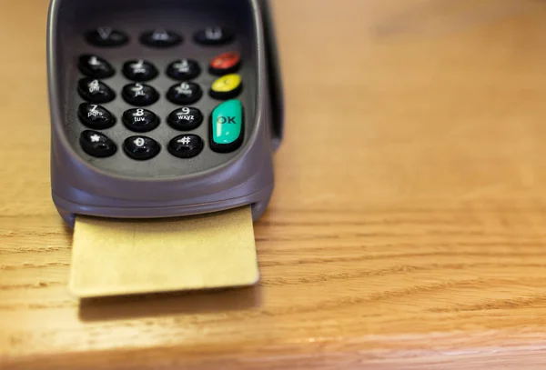 Fermer le lecteur de carte bancaire ou le terminal de guichet automatique — Photo
