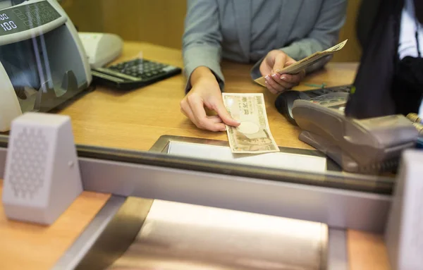 Sachbearbeiterin zählt Bargeld in Bankfiliale — Stockfoto