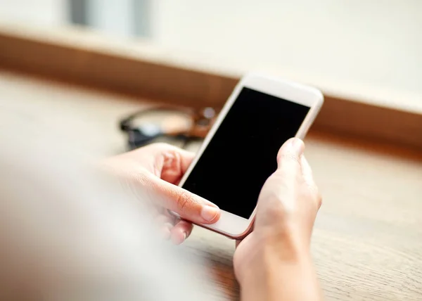 Nahaufnahme einer Frau beim SMS-Schreiben auf dem Smartphone — Stockfoto