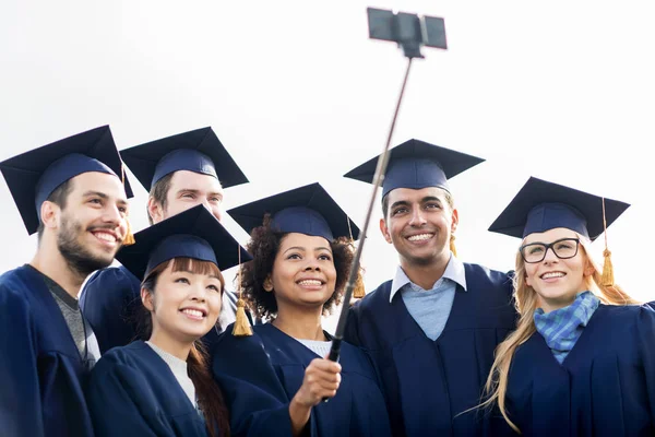 Studentów lub kawalerów biorąc selfie przez smartfona — Zdjęcie stockowe