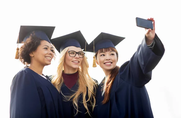 Studentów lub kawalerów biorąc selfie przez smartfona — Zdjęcie stockowe