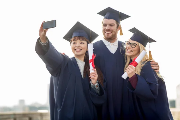 Diákok vagy agglegények figyelembe selfie smartphone — Stock Fotó