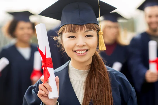 幸せな学生または卒業証書と学士号のクローズ アップ — ストック写真