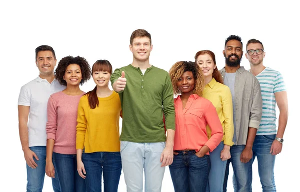 Gruppo internazionale di persone che mostrano pollici in su — Foto Stock