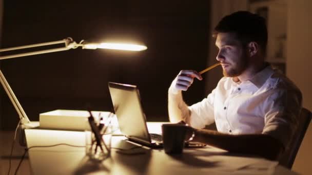 Ember éjszaka irodában dolgozó papírok és laptop — Stock videók