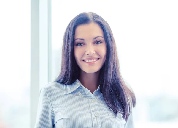 Glad affärskvinna i office — Stockfoto
