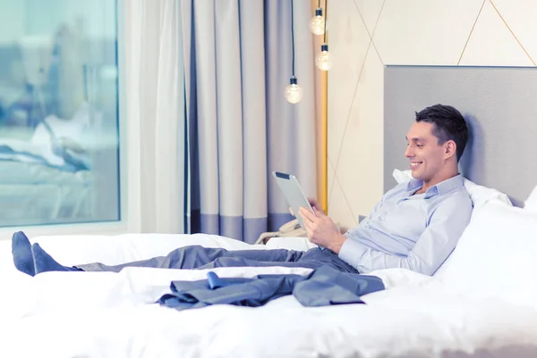 Empresária feliz com tablet pc no quarto de hotel — Fotografia de Stock