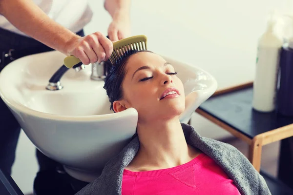 Glückliche junge Frau im Friseursalon — Stockfoto