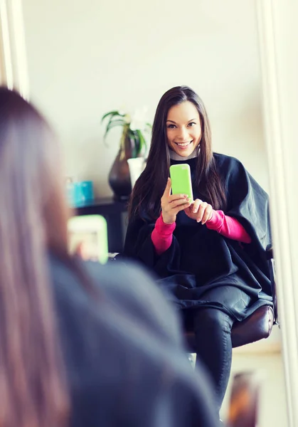 Gelukkig jonge vrouw op haar salon — Stockfoto