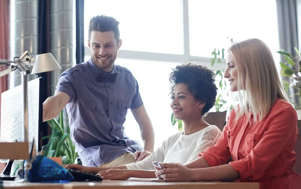 Lykkelig kreativ gruppe med datamaskin i embetet – stockfoto