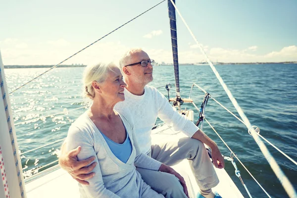 Senior paar knuffelen op zeil boot of jacht in zee — Stockfoto
