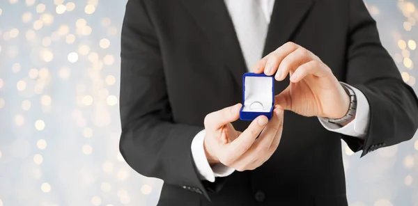 Primer plano del hombre con anillo de compromiso en caja de regalo —  Fotos de Stock