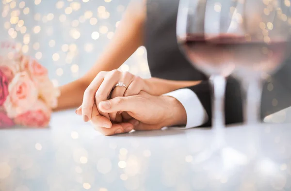 Primer plano de la pareja comprometida tomados de la mano — Foto de Stock