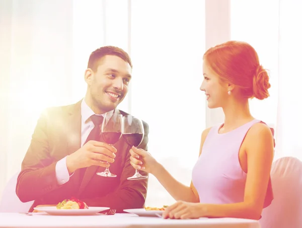Пара с основным блюдом и красным вином в ресторане — стоковое фото