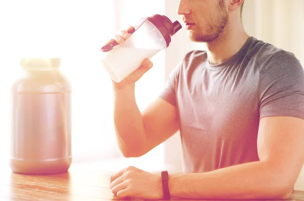 Primer plano del hombre bebiendo batido de proteínas —  Fotos de Stock