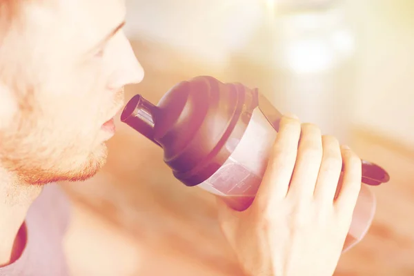 Primer plano del hombre bebiendo batido de proteínas —  Fotos de Stock