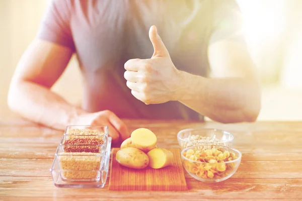 Närbild av manliga händer med kolhydrater livsmedel — Stockfoto