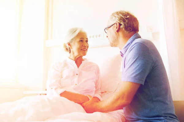 Senior couple möte på sjukhusavdelningen — Stockfoto