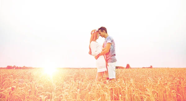 Feliz sorrindo jovem hippie casal ao ar livre — Fotografia de Stock