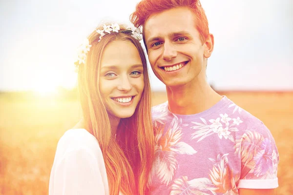 Feliz sorrindo jovem hippie casal ao ar livre — Fotografia de Stock