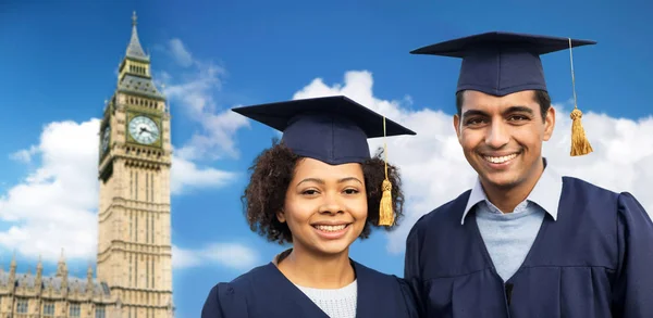 Étudiants heureux ou célibataires en panneaux de mortier — Photo