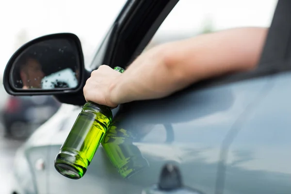 Primer plano del hombre que bebe alcohol mientras conduce el coche — Foto de Stock