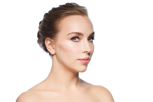 Schöne junge Frau Gesicht über weißem Hintergrund — Stockfoto