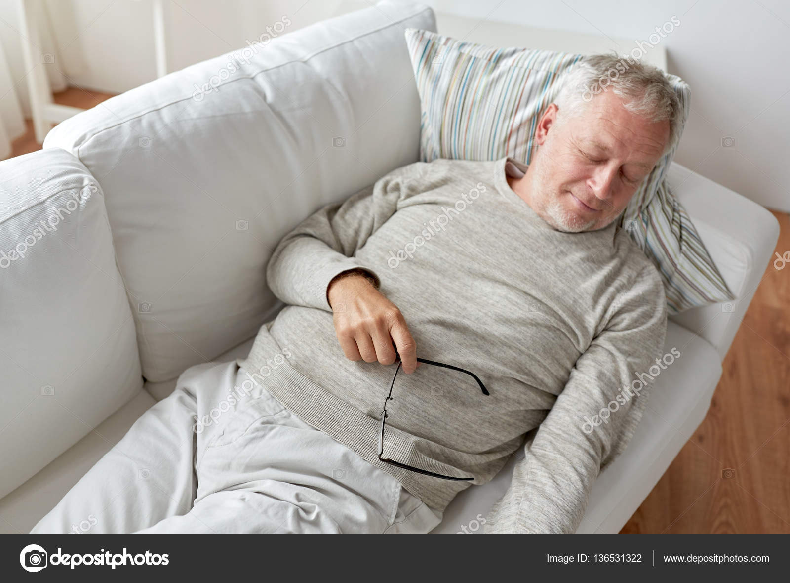 Defekt Stratford auf Avon Kaufmann man sleeping on sofa Hintergrund