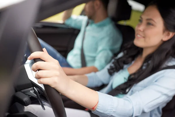 Felice uomo e donna che guidano in auto — Foto Stock