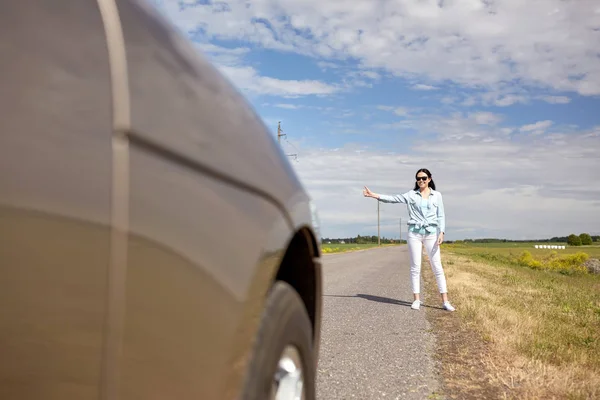 Жінка автостоп і зупинка автомобіля з великими пальцями вгору — стокове фото