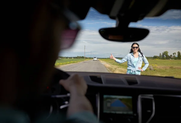 Жінка автостоп і зупинка автомобіля з великими пальцями вгору — стокове фото