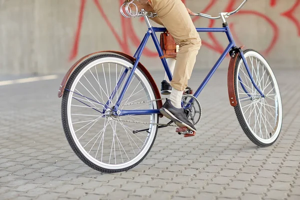 Primer plano del hombre hipster montar en bicicleta de engranaje fijo — Foto de Stock