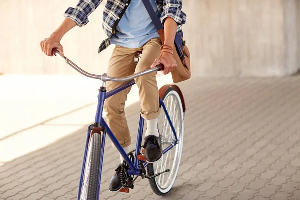 Młody hipster człowiek z torbą jazda na rowerze biegów stałych — Zdjęcie stockowe