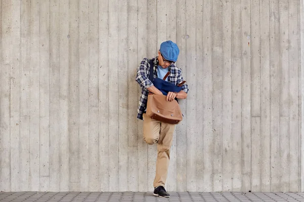 Hipster homme à la recherche de quelque chose dans son sac — Photo