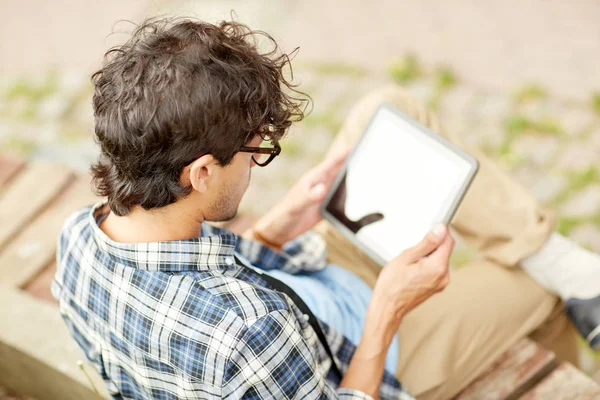 Man with tablet pc sitting on city street bench — Stock Photo, Image