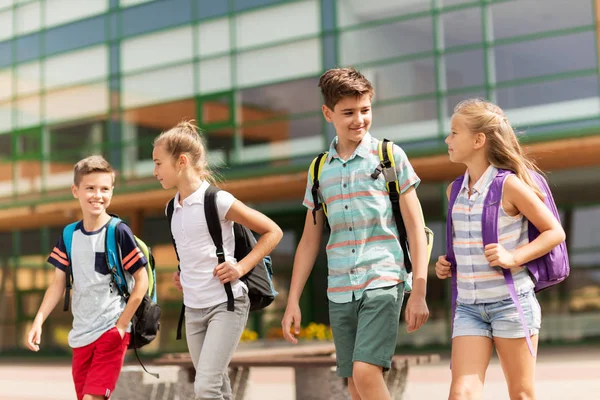 Grupp av glad grundskoleelever promenader — Stockfoto