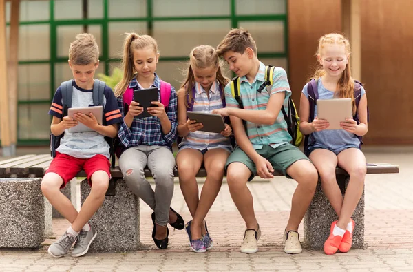 Groupe d'élèves heureux de l'école primaire parler — Photo