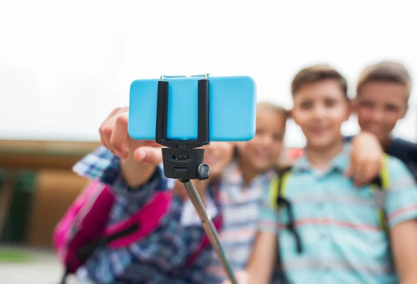 Glad grundskoleelever tar selfie — Stockfoto