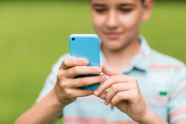 Αγόρι με smartphone σε εξωτερικούς χώρους το καλοκαίρι — Φωτογραφία Αρχείου